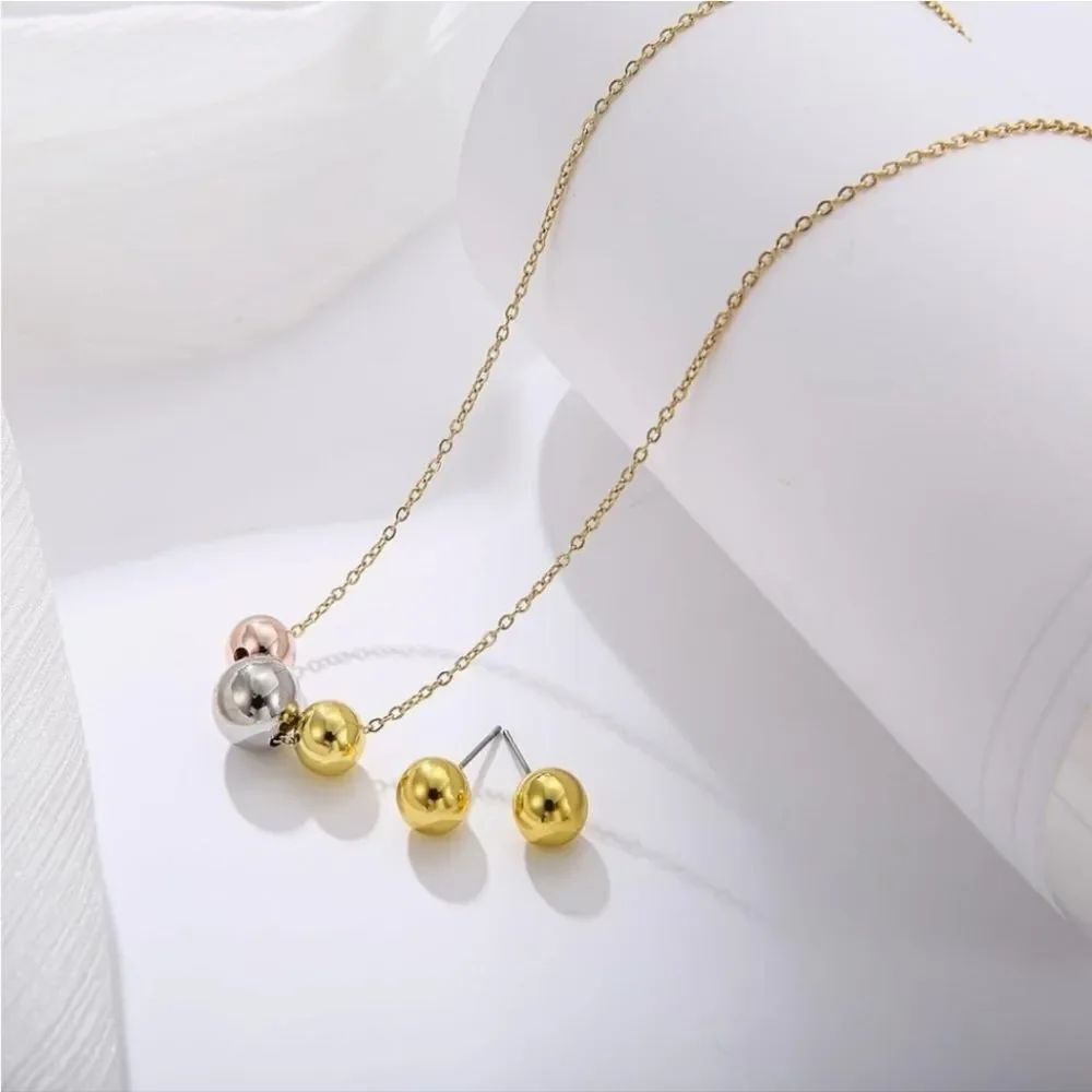 🔸️⏭️NIB Gold Plated Stainless Steel Necklace & Earring Set
